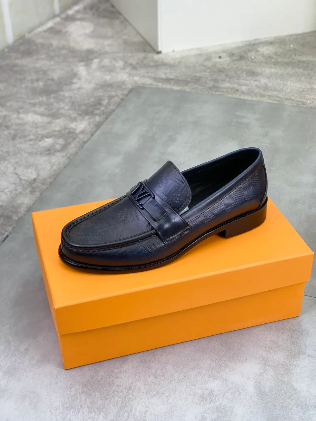 Men's men's shoes 💰P520 New style 💶[LOUIS VUITTON] Water-dyed Niuli Original order New style 🍀LV Louis Vuitton *——Top version of LV classic leather shoes! Made of imported original calfskin, original leather side strips and wear-resistant high-end rubber outsole! High quality products! Color: Black optional Size: 39-44 (45 customized)
